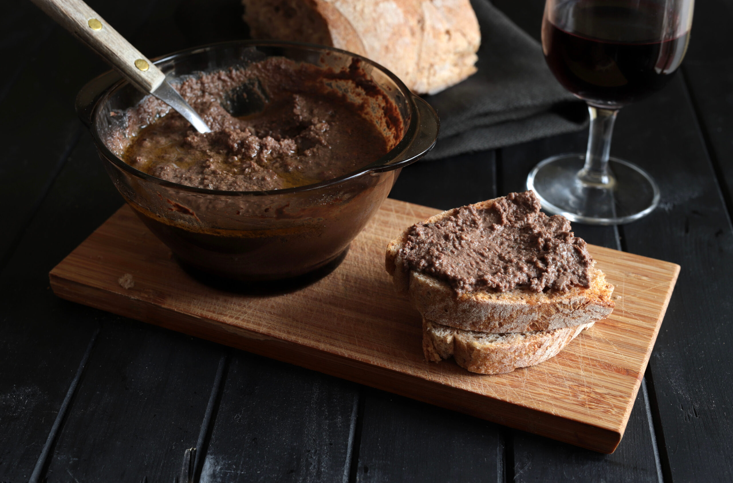Crostini con fegatini. Shutterstock by Grazziela