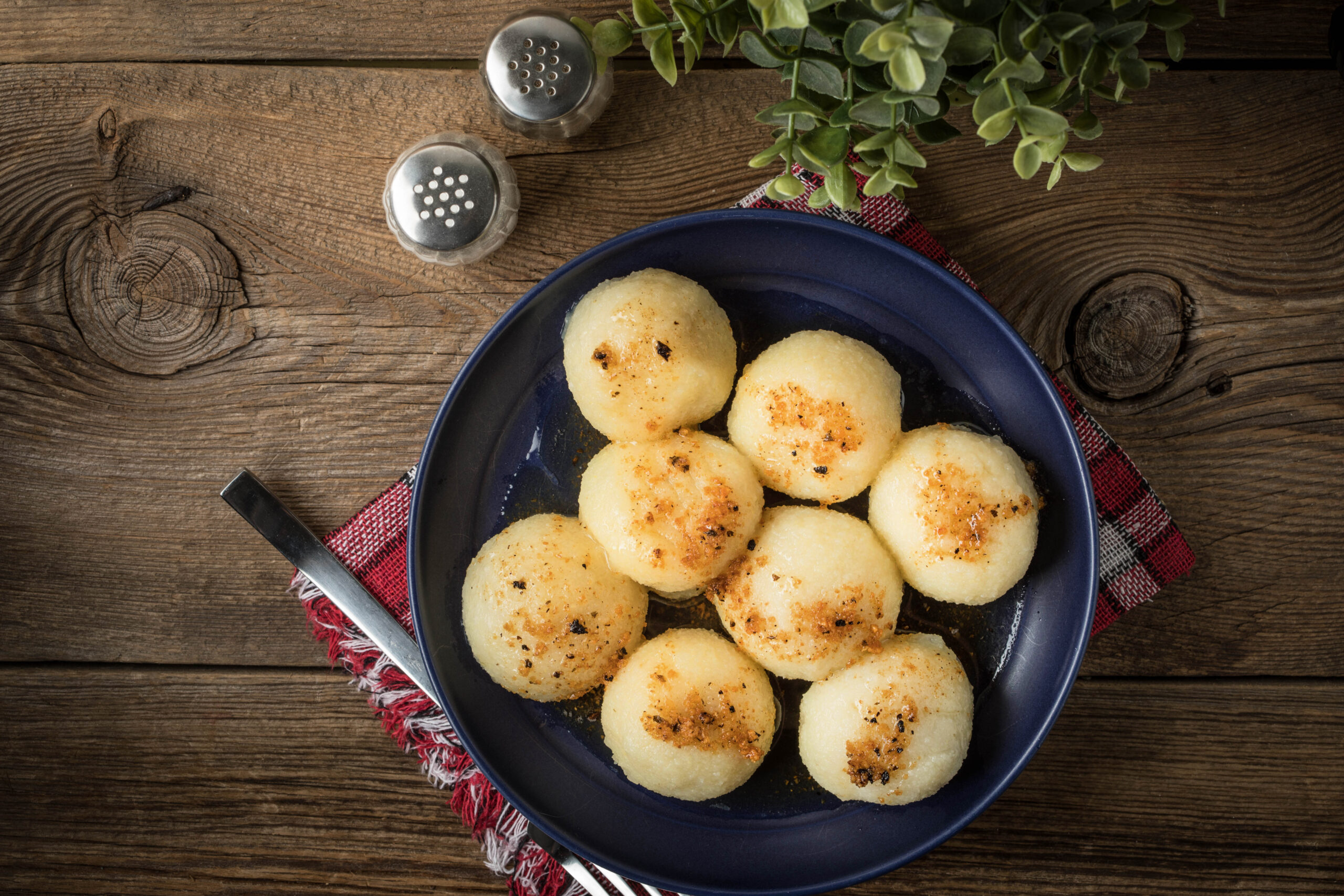 Polpette di pane e patate. Shutterstock-Photo by Arkadiusz Fajer