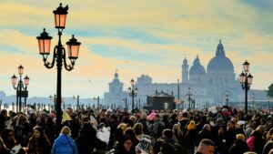 Le insolite regole per limitare l'overtourism