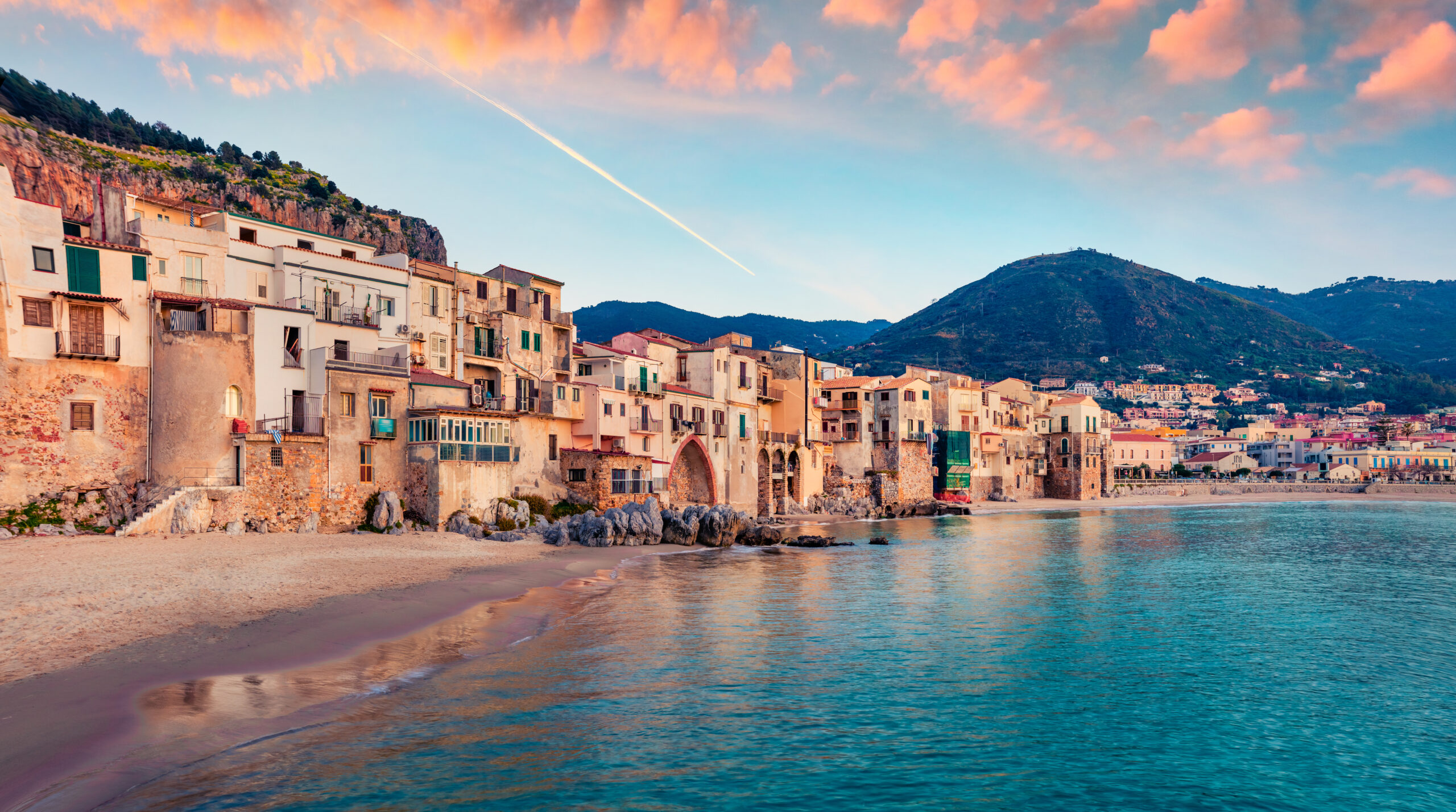 Cefalù, Italia romantica. Shutterstock by Andrew-Mayovskyy