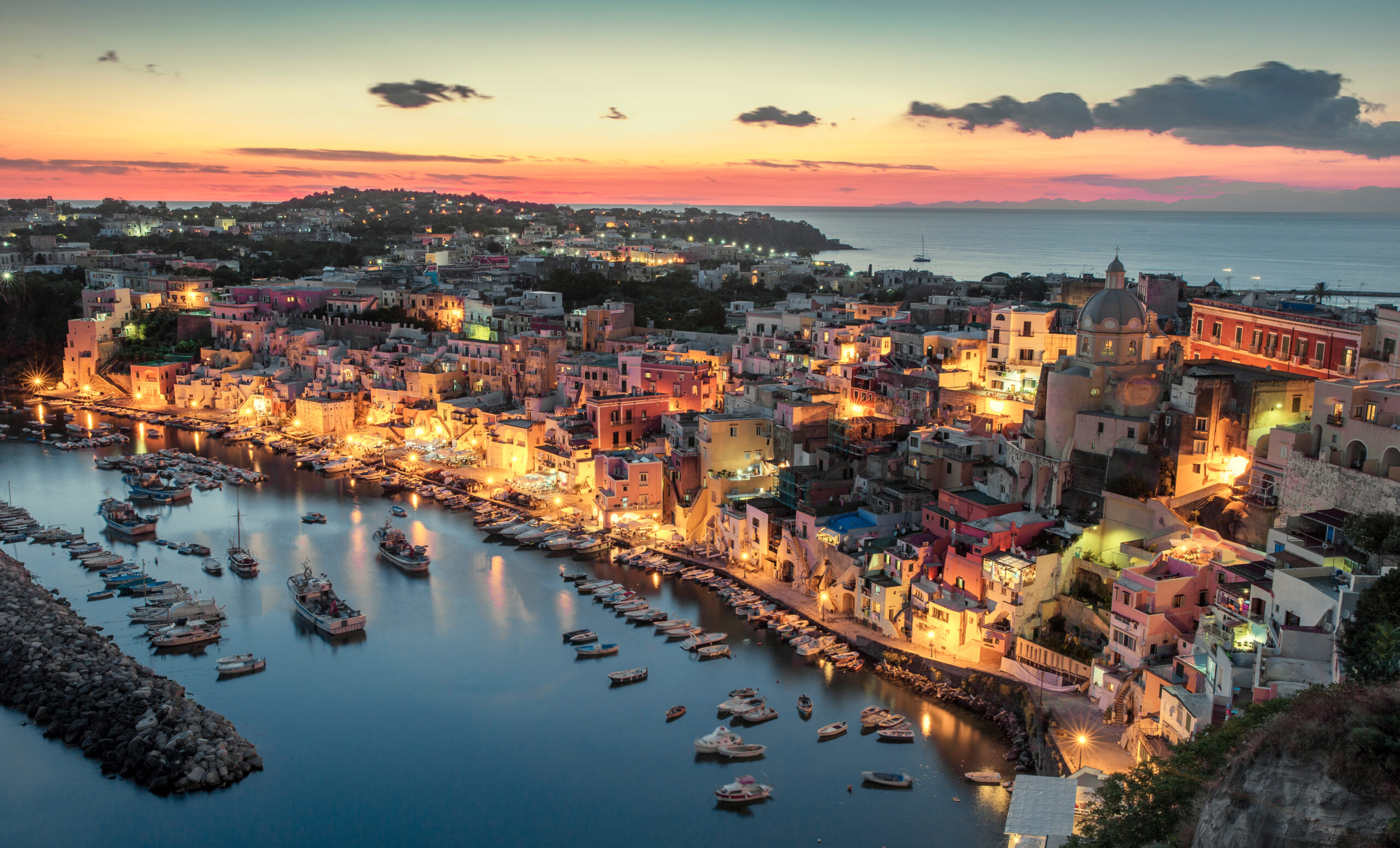 Procida. Italia romantica. Shutterstock by Mikolaj-Niemczewski