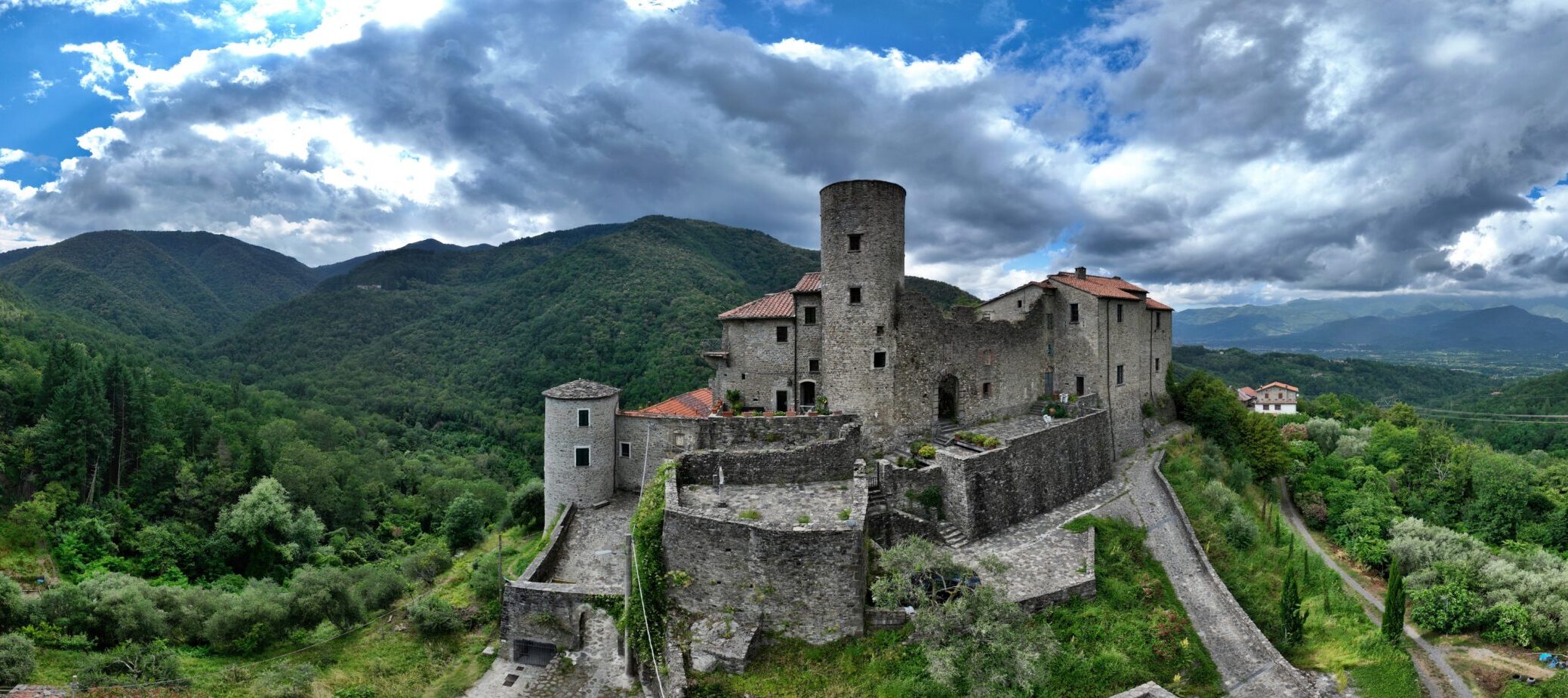 Castello Malaspina. Shutterstock by D-VISIONS