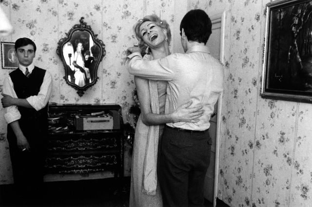  Lisetta Carmi, Genova, I travestiti, 1965, stampa ai sali d'argento © Martini & Ronchetti, courtesy archivio Lisetta Carmi