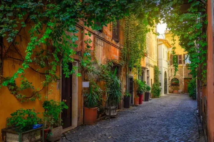 Fare un tour a piedi a Trastevere (Roma) il 25 aprile 2025