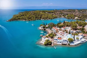 È la nuova meta turistica dei miliardari, ma Porto Heli è accessibile per tutte le tasche