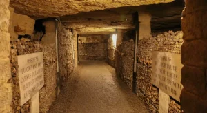 La Parigi nascosta a 20 metri di profondità: cosa vedere nelle catacombe
