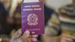 Il passaporto italiano è tra i più "potenti" del mondo: la classifica del 2025