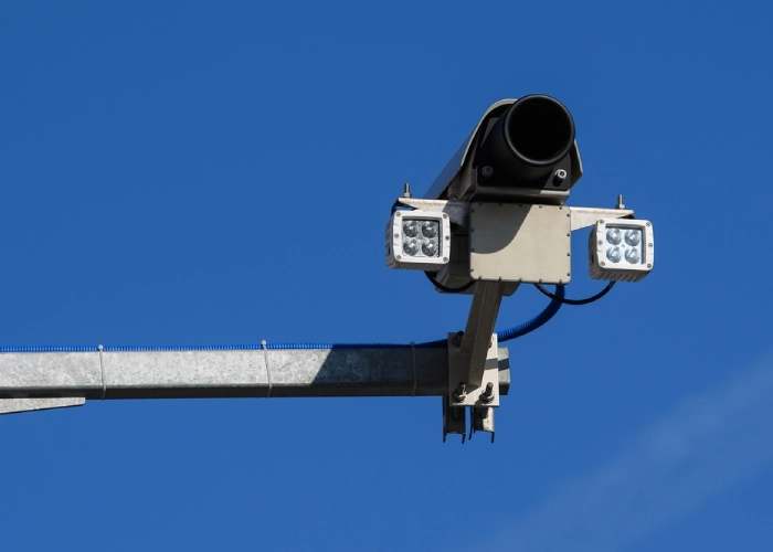 Telecamera che sorveglia il traffico