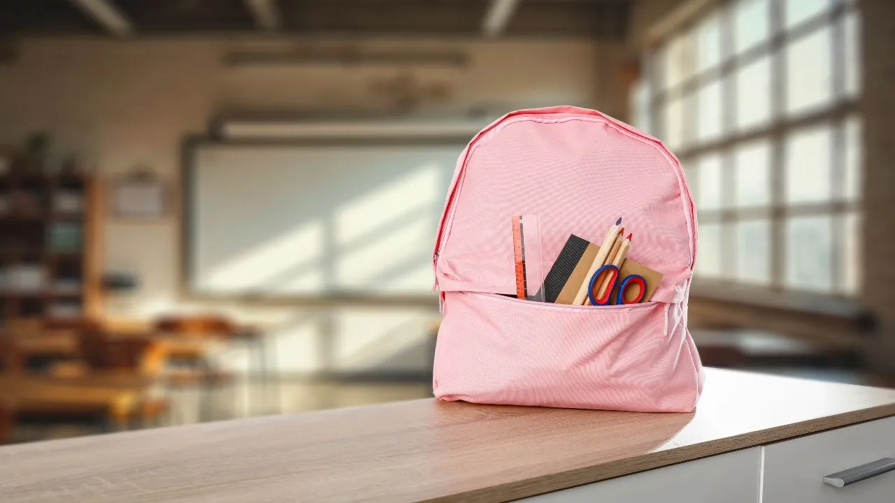 Zaino in una classe, presto ricomincerà la scuola in Italia