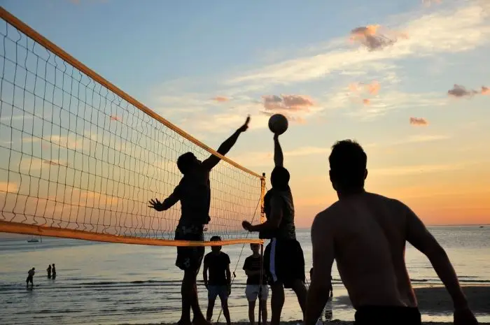 beach volley al mare al tramonto
