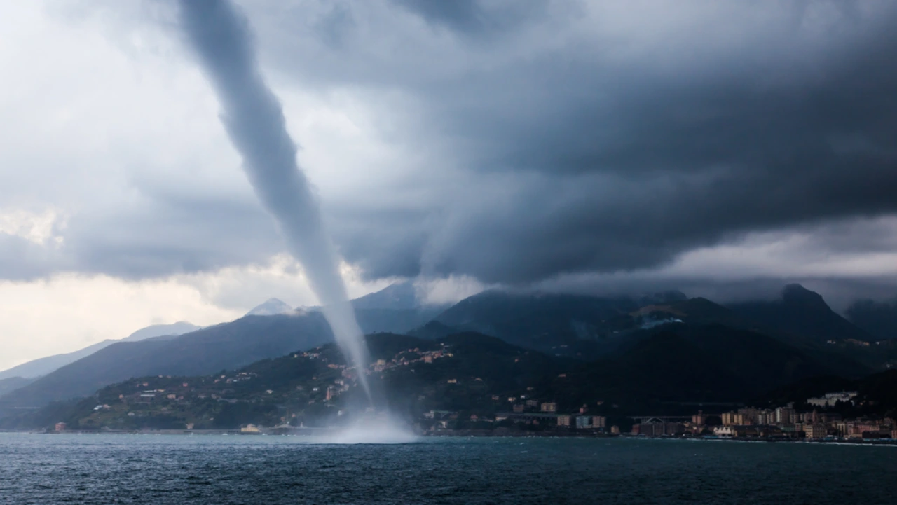 Una tromba d'aria in mare