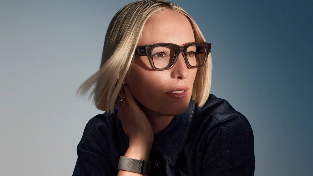 Donna con Meta Ray-Ban Display