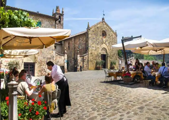 Turisti prnzano nel borgo di Monteriggioni