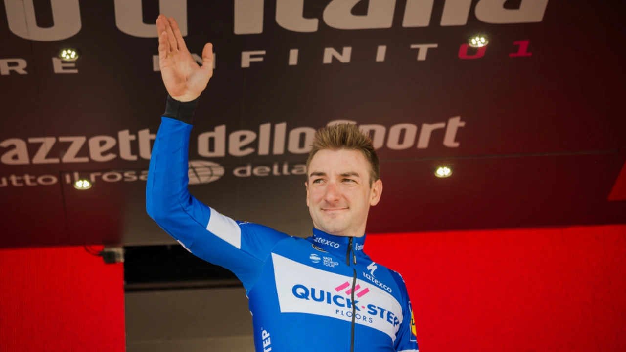 Elia Viviani sul podio a Prato Nevoso nel 2018