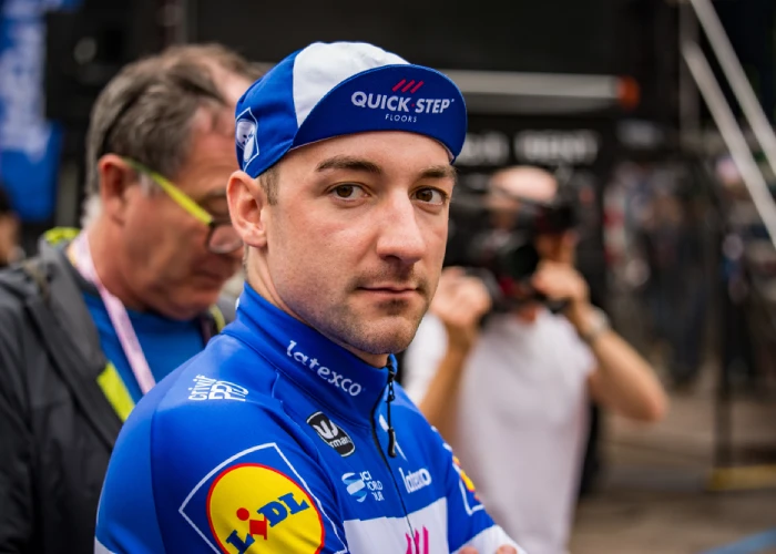 Elia Viviani prima di salire sul podio nel 2018