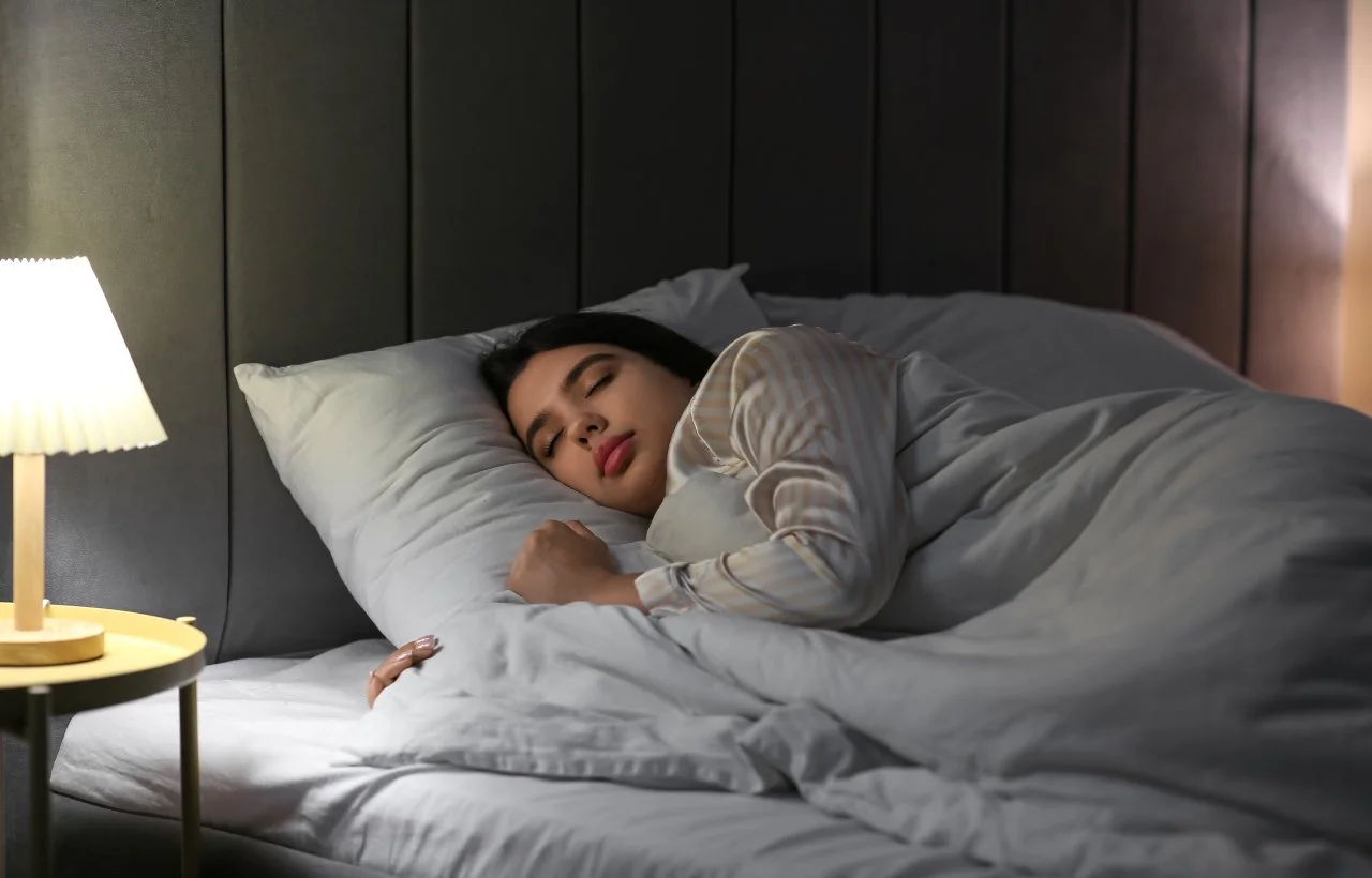 Una ragazza dorme nel suo letto