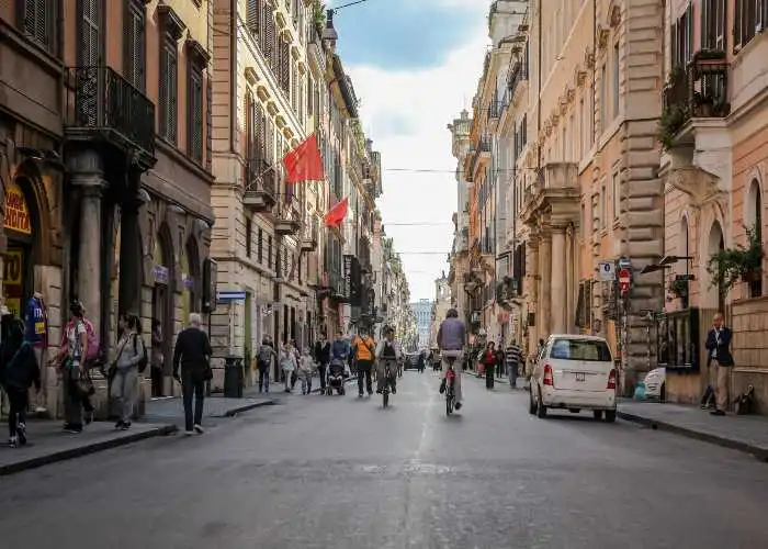 Una via del centro di Roma, tra le città più smart d'Italia