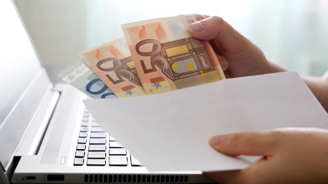 Una busta con delle banconote in Euro