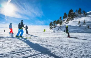 Cosa portare in settimana bianca: gli accessori da avere sulla neve
