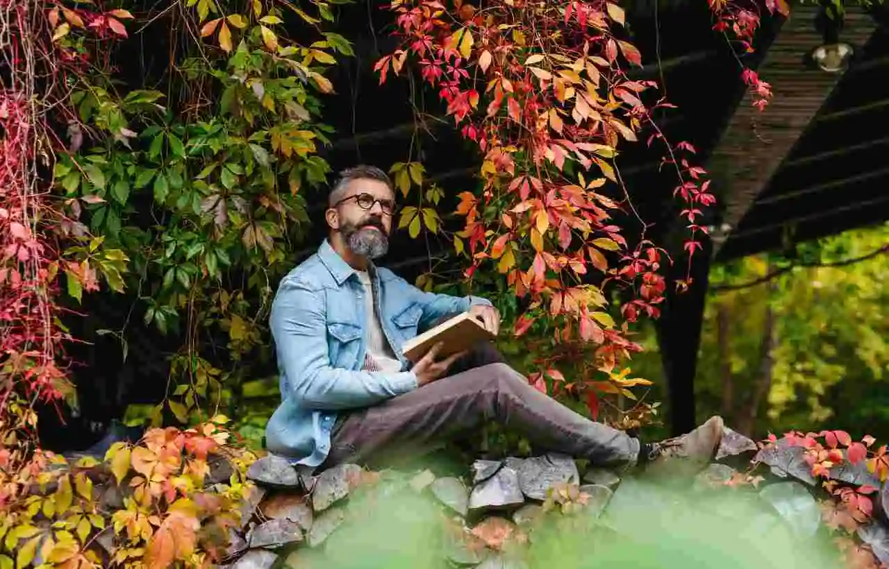 Un uomo si rilassa leggendo in autunno