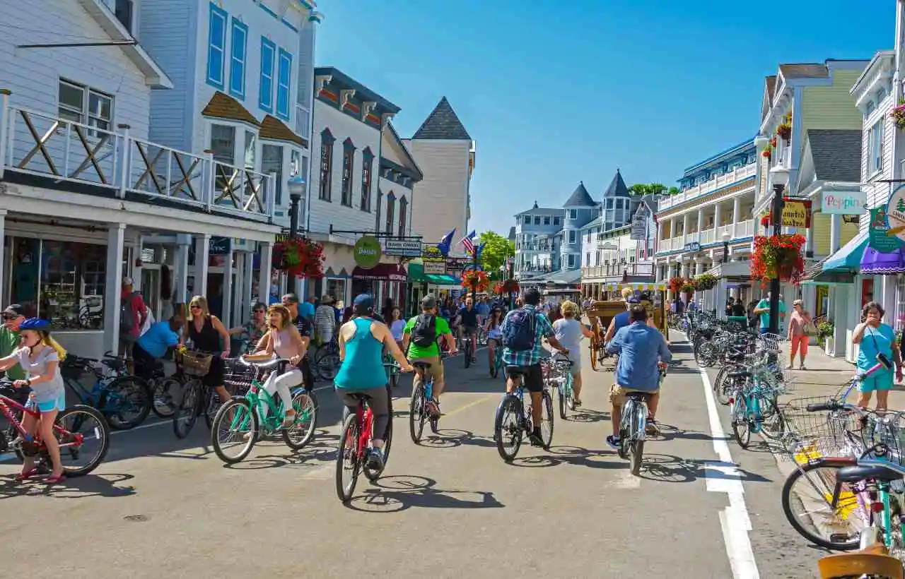 Una strada di Mackinaw Island