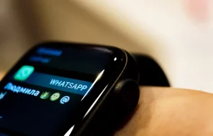 WhatsApp, arriva l'app su Apple Watch: è gratis? Ecco come funziona