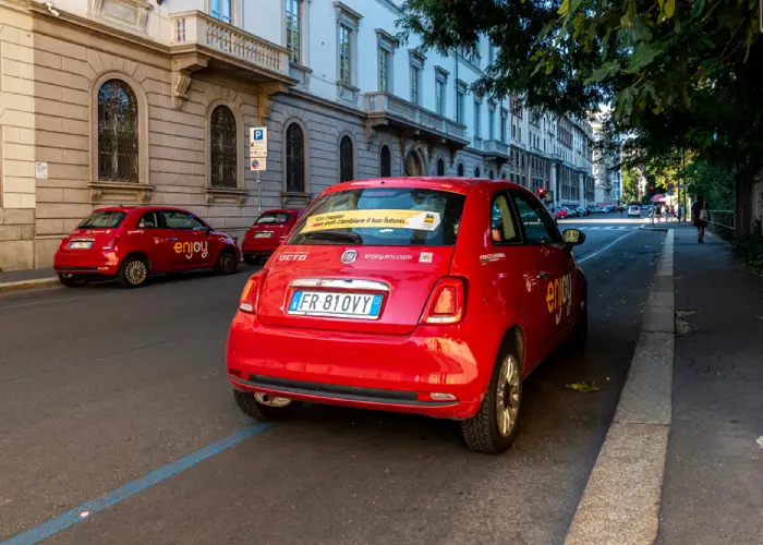 Due 500 Enjoy parcheggiate a Milano