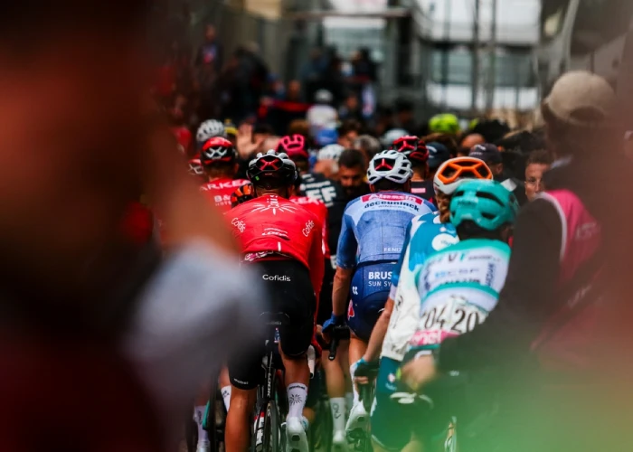 Gruppo di ciclisti al Giro d'Italia 2024