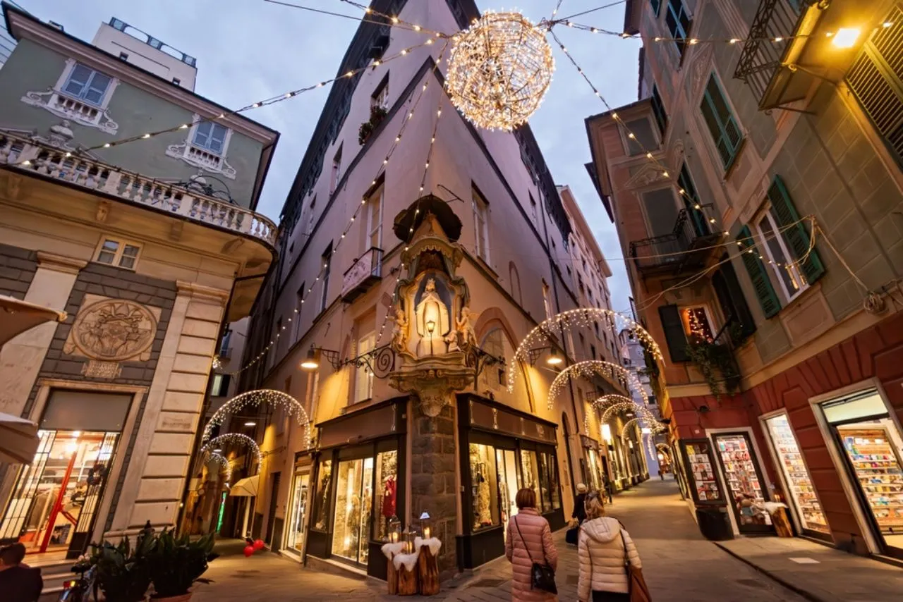 Savona a natale 2025 - Via Pia e la piccola Madonna, il centro della città medievale