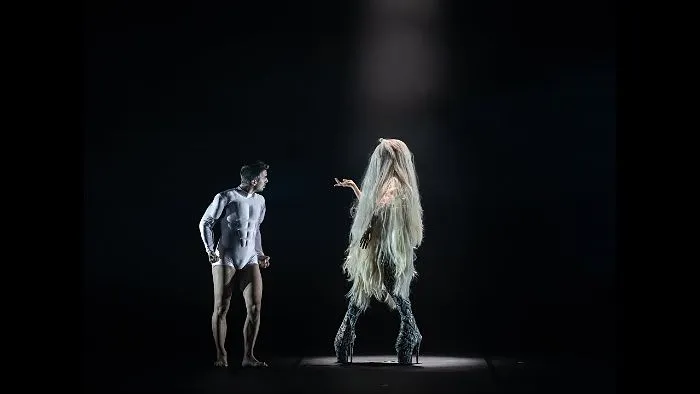 Kataklò Athletic Dance Theatre Aliena è tra gli eventi a Firenze del 24 e 25 gennaio
