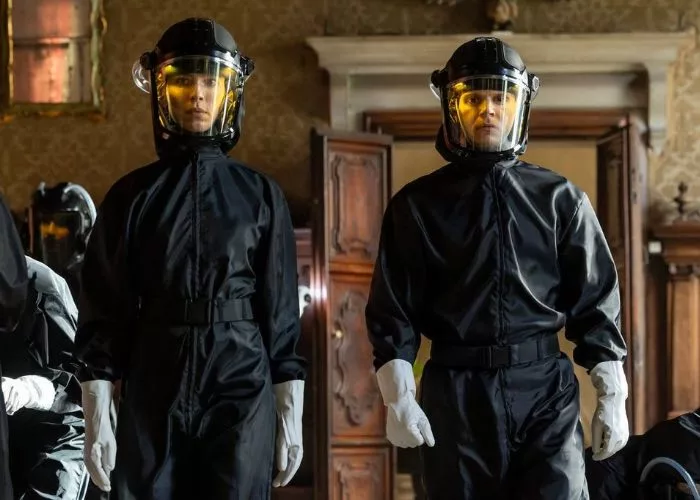 Rebecca Hall ed Evan Peters in una scena della nuova serie The Beauty