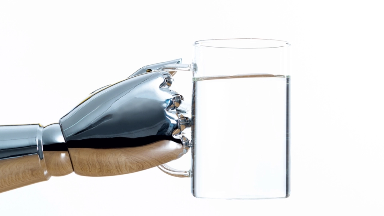 Robot con in mano un bicchiere d'acqua
