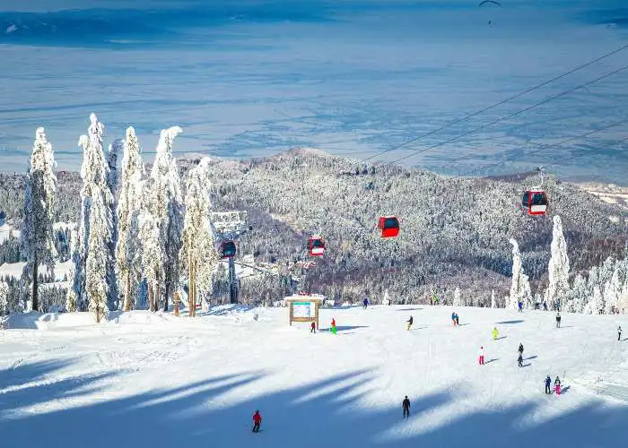 Un impianto sciistico a Brasov, Romania