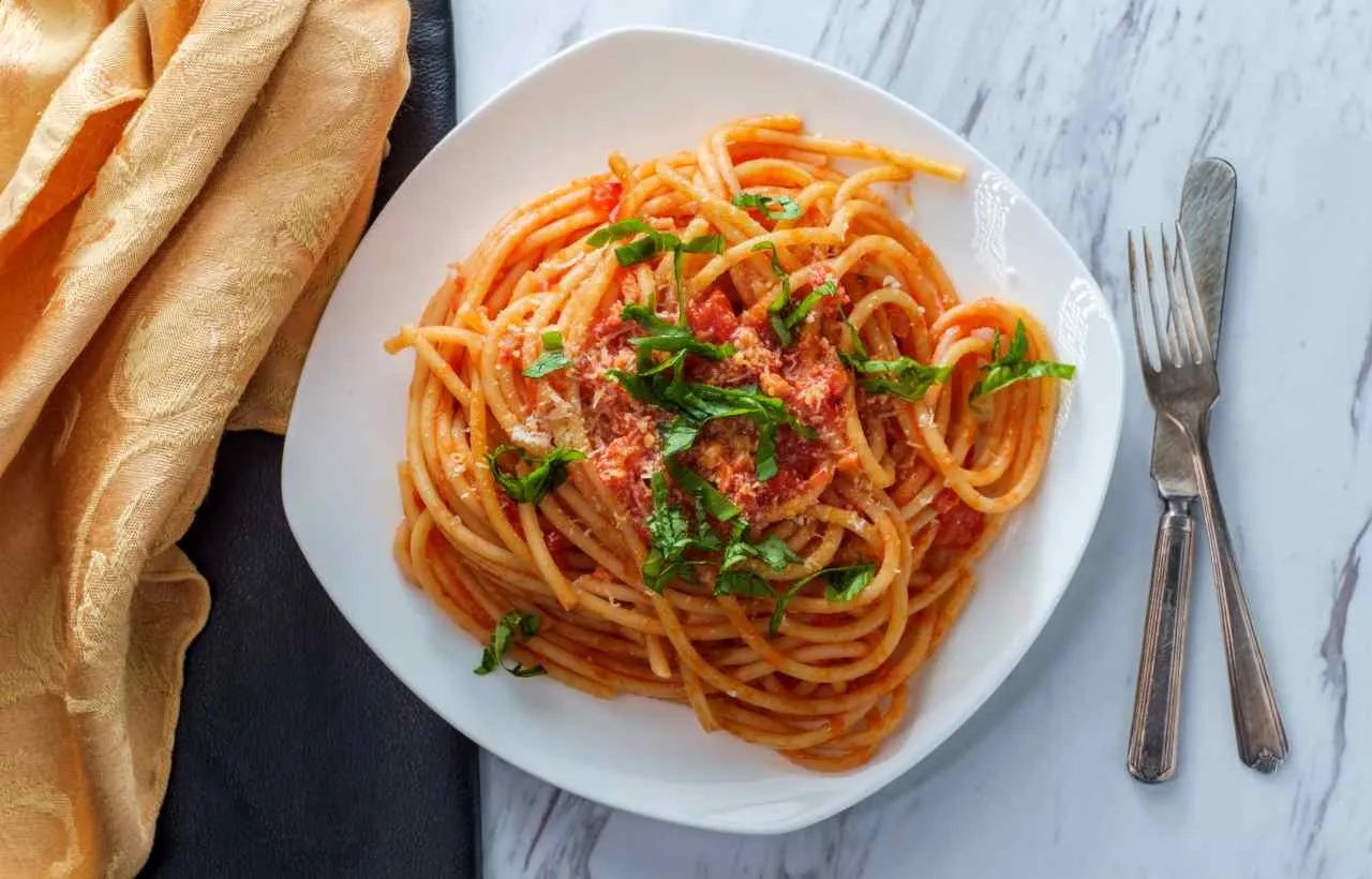 Un piatto di spaghetti al pomodoro
