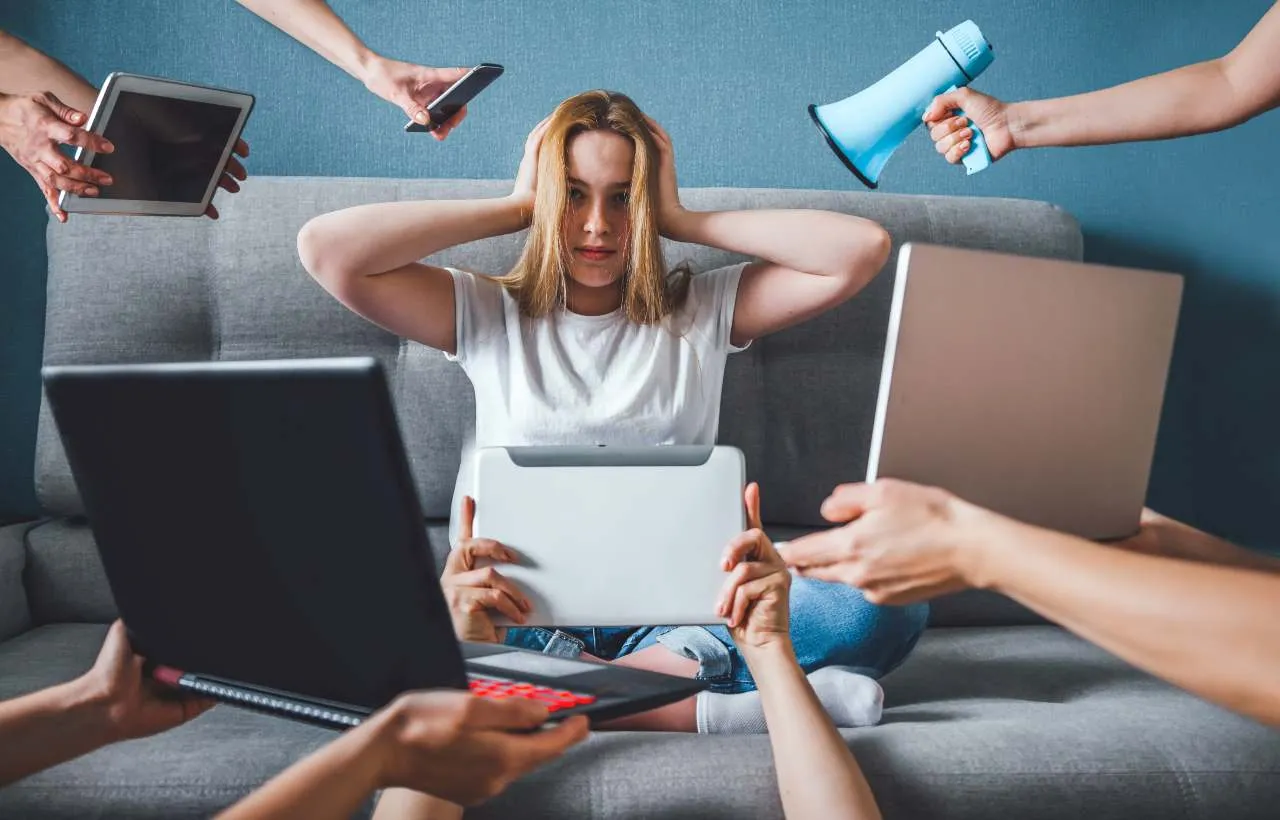 Digital detox: una ragazza "assalita" dai dispositivi tecnologici