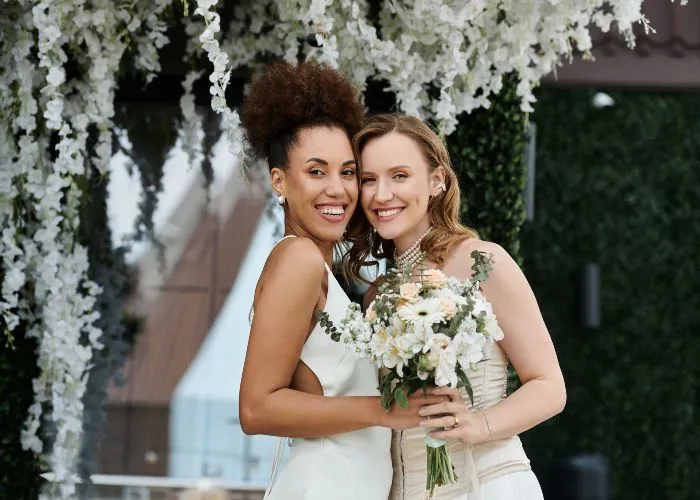 Due donne nel giorno del loro matrimonio