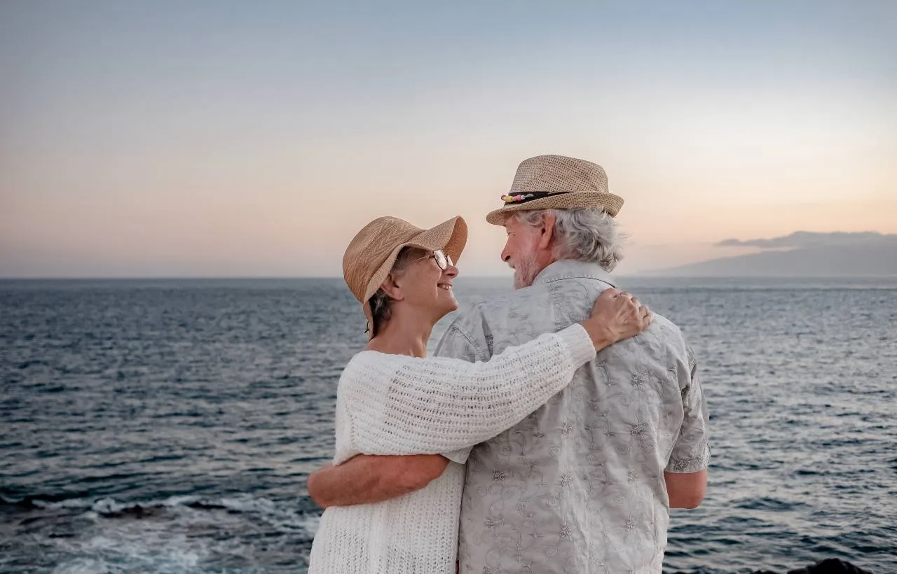 Due pensionati al mare: molti italiani ricevono la pensione all'estero