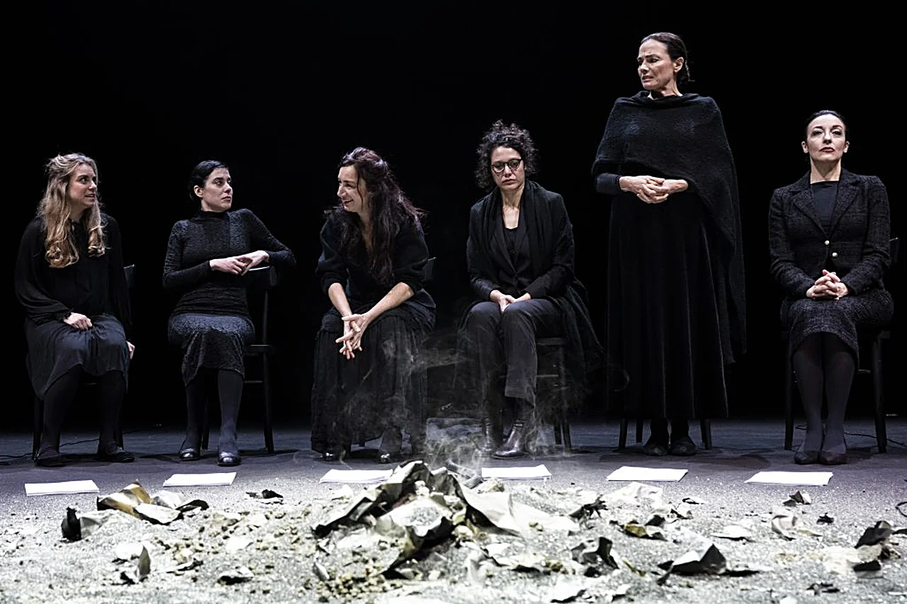 L'Empireo - The Welkin, teatro corale contemporaneo. Foto via canali stampa ufficiali