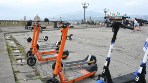 Stop ai monopattini a noleggio: la prima città italiana a vietarli
