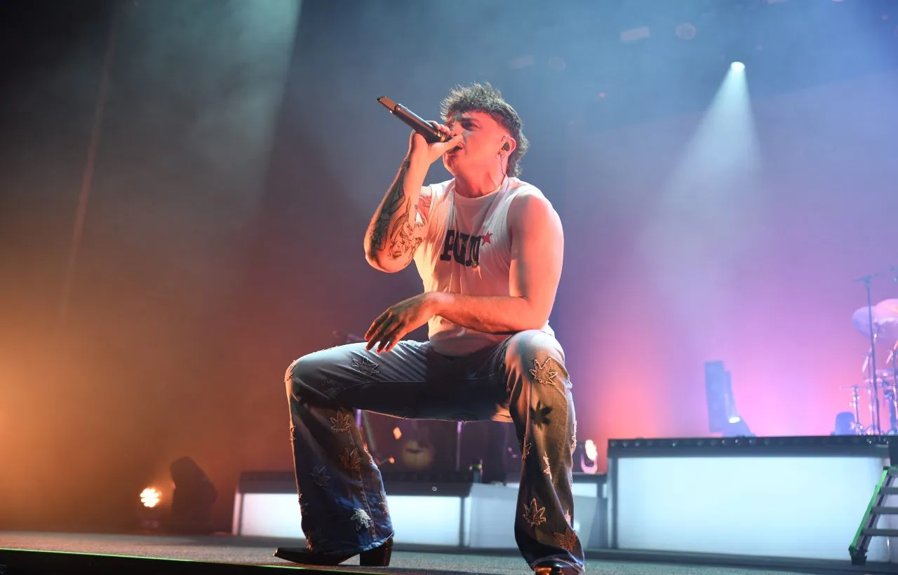 Olly durante un concerto: il cantante sarà in tour anche nel 2026