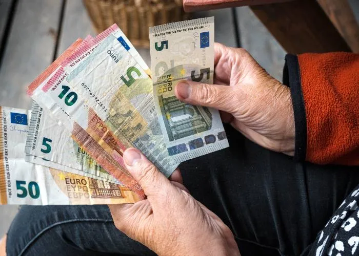 Un anziano e la sua pensione