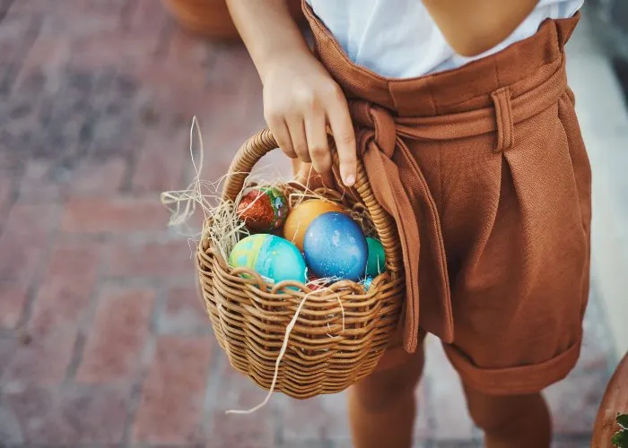 Un bambino con le uova di Pasqua