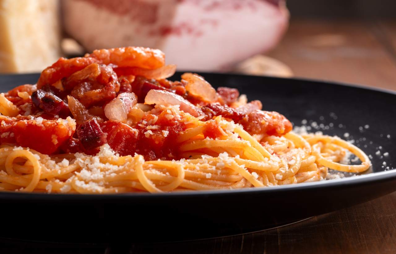 Un piatto di spaghetti all'amatriciana