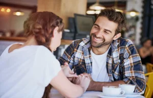 Cosa sono gli hot take dating, la nuova tendenza del 2026 in tema di incontri