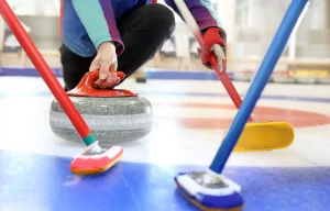 Come si diventa giocatore di curling, lo sport rivelazione delle Olimpiadi Invernali
