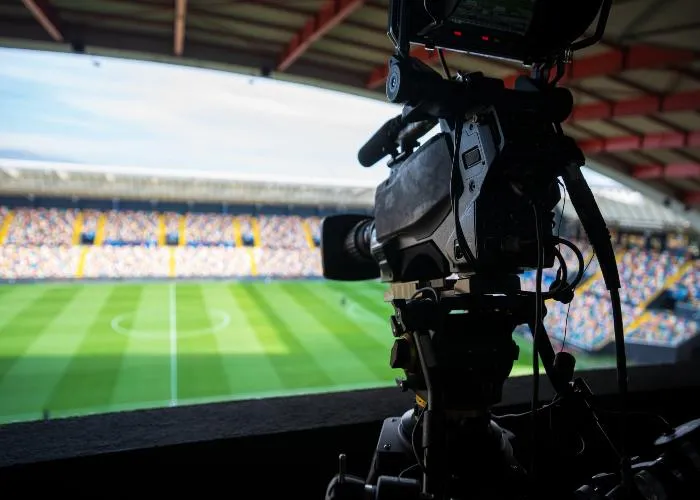 Una telecamera per trasmettere una partita di calcio in TV