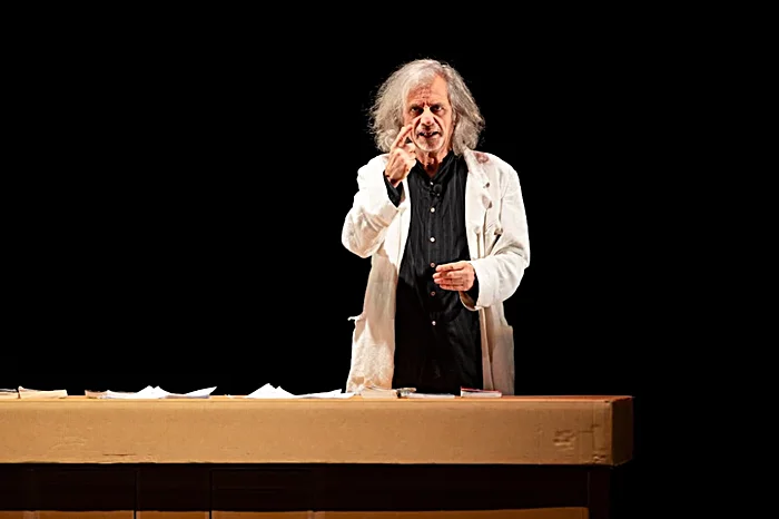 "Arrivano i dunque" di Alessandro Bergonzoni è tra gli eventi del 21 e 22 febbraio a Roma