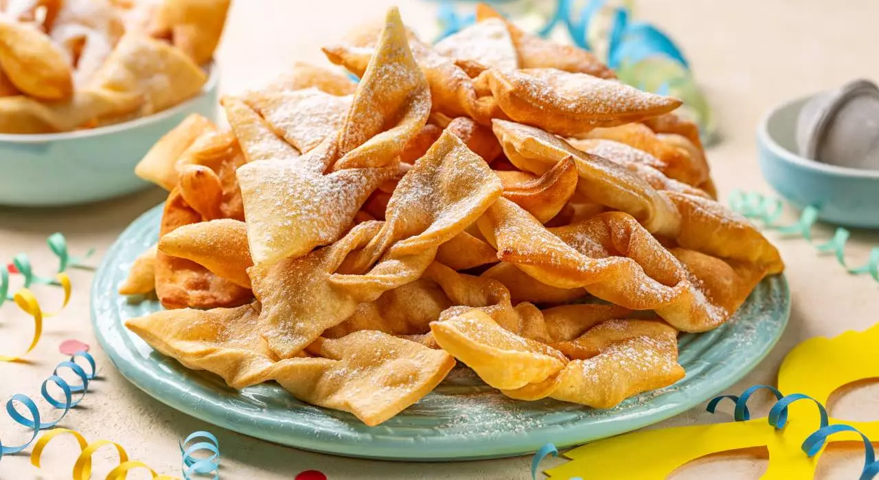 frappe senza glutine su una tavola imbandita per Carnevale